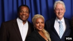 ທ່ານຣິດຈາດ ເມ ອິດີດຜູ້ພິພາກສາສານສູງສຸດລັດອາແກນຊໍ (ຊ້າຍ) ຍານາສຸພາ (ກາງ)ແລະທ່ານບິລ ຄລິນຕັນ ອະດີດ ຜູ້ປົກຄອງລັດອາແກນຊໍ ແລະອະດີດປະທານາສໍທິບໍດີສະຫະລັດ