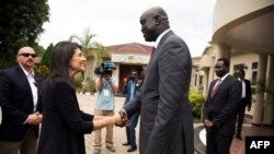L'ambassadrice des Etats-Unis à l'ONU, Nikki Haley, 2e à gauche, est arrivée mercredi à Juba, Soudan du Sud, 25 octobre 2017.