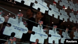 2024년 3월 3일 말레이시아 수방자야에서 열린 말레이시아 항공 MH370편 실종 10주년 추모 행사 중 실종된 승무원과 승객들의 이름이 화면에 표시되고 있다.