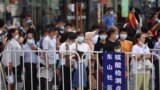 江苏省南京市民排队接受新冠病毒核酸检测。（2021年7月21日）