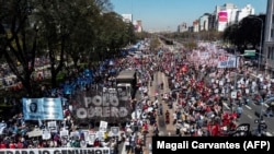 Ribuan warga di Buenos Aires, Argentina, turun ke jalan untuk memprotes pemerintahan presiden Alberto Fernandez pada 16 September 2021. Mereka menuntuk perbaikan ekonomi di tengah krisis politik yang terjadi di negara tersebut. (Foto: AFP/Magali Carvantes)