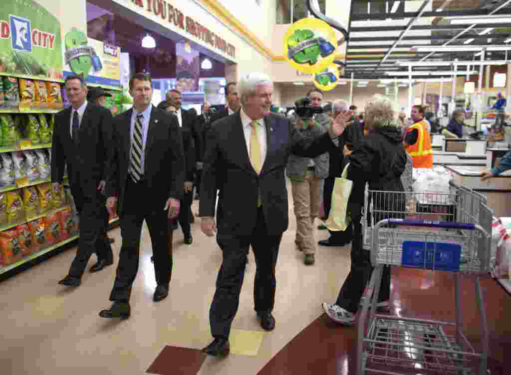 Newt Gingrich tiba di sebuah toserba Food City di Kingsport, Tennessee, 5 Maret 2012 (AP).