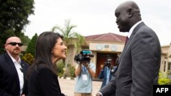 L'ambassadrice des Etats-Unis à l'ONU, Nikki Haley, 2e à gauche, est arrivée mercredi à Juba, Soudan du Sud, 25 octobre 2017.