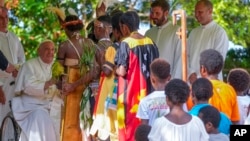 Paus Fransiskus, kiri, bertemu dengan penduduk asli di Sekolah Humaniora Tritunggal Mahakudus di Baro, dekat Vanimo, Papua Nugini, hari Minggu, 8 September 2024.