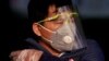 Un homme portant un masque de protection à la gare de Shanghaï en Chine le 12 février 2020.