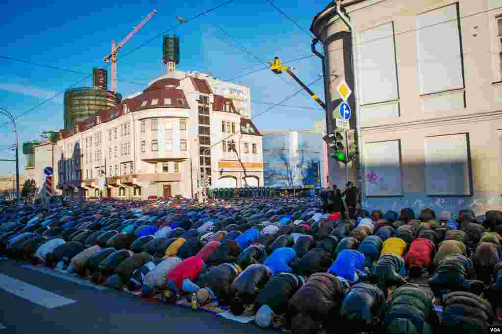 Puluhan ribu umat menduduki hampir setiap sudut jalan Schepina, dekat Masjid Katedral di Moskow (15/10). (VOA/Vera Undritz)