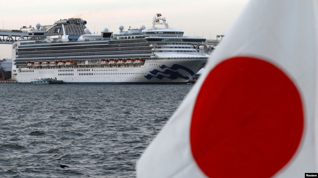 日本旗帜和在横滨港停靠的钻石公主号游轮。（路透社照片，2020年2月12日）(photo:VOA)