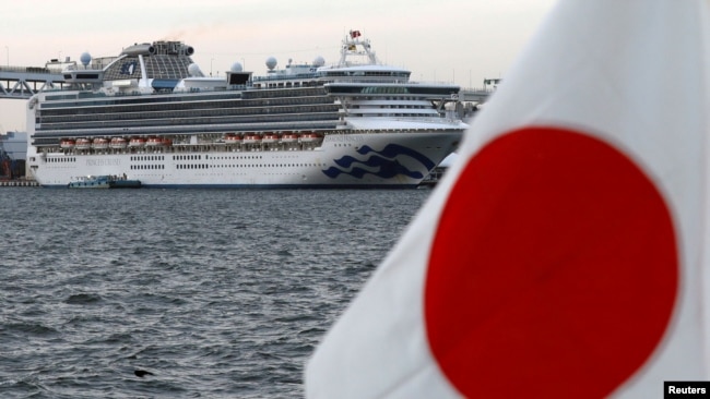 日本旗帜和在横滨港停靠的钻石公主号游轮。（2020年2月12日）