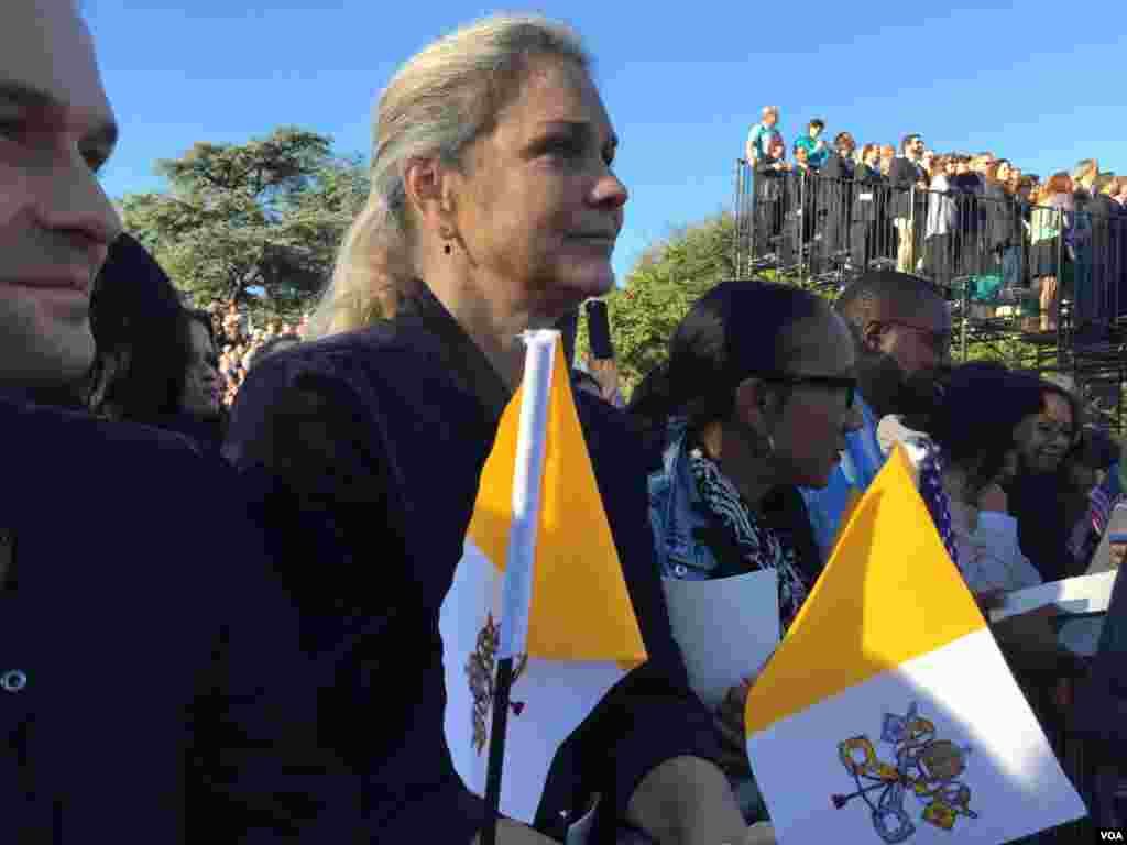 Christina Toth from Boyds, Maryland waits to see Pope Francis arrive at the White House, Sept. 23, 2015. (Aru Pande/VOA)