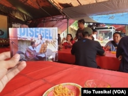 Pagar gereja GKI Yasmin, tempat Ivan dulu bernyanyi, kini menjadi tempat jualan ayam goreng. Gereja kini terbengkalaui dan dipenuhi tanaman liar. (Foto: VOA/Rio Tuasikal)