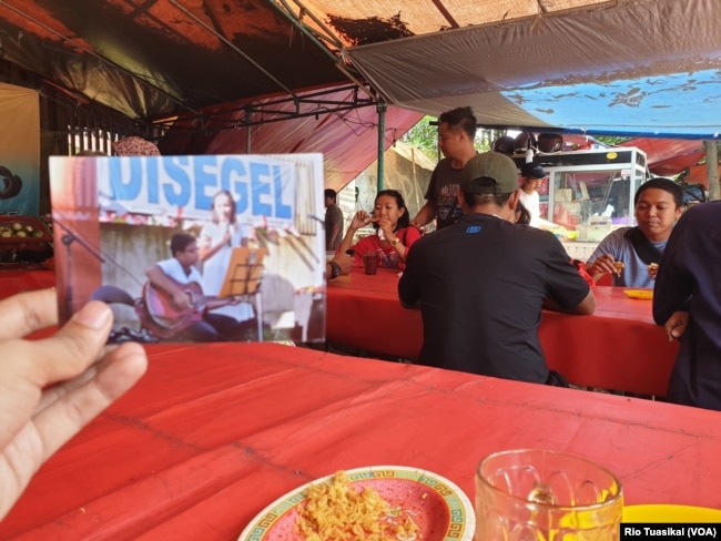 Pagar gereja GKI Yasmin yang terbengkalaui dan dipenuhi tanaman liar. (Foto: VOA/Rio Tuasikal)