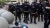 Trump acusa de "antifa" a manifestante agredido por policías