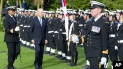 Wapres AS Joe Biden memeriksa pasukan kehormatan dalam kunjungan di Auckland, Selandia Baru, Kamis (21/7).