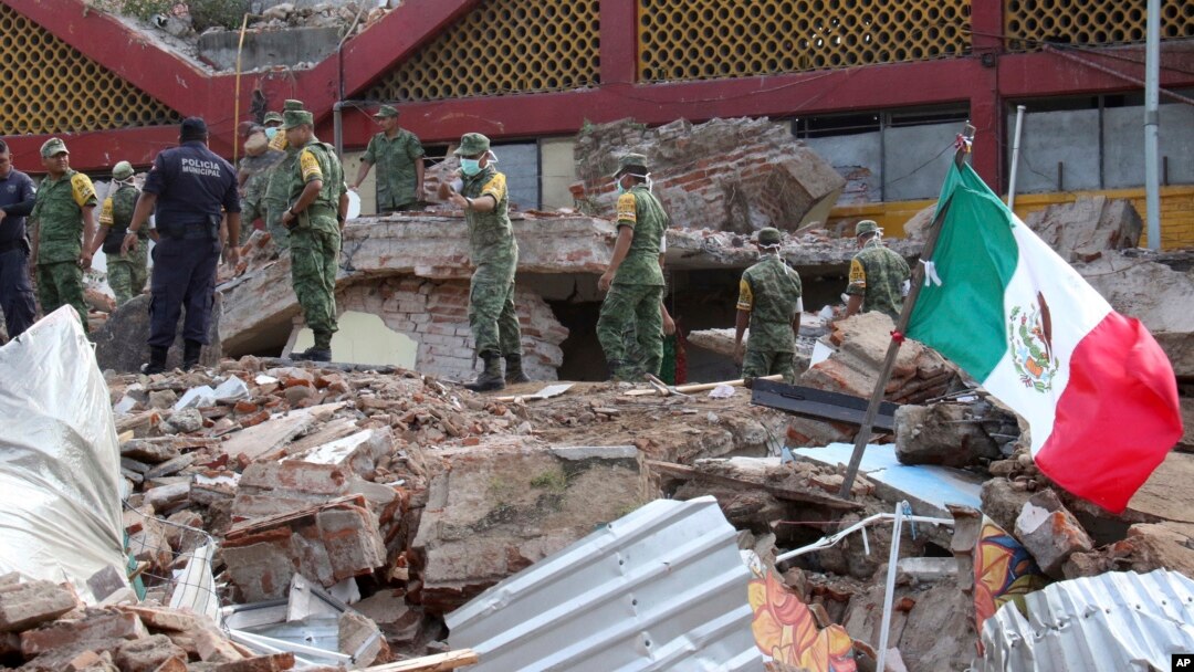 Tentara Meksiko membersihkan puing-puing bangunan yang runtuh akibat gempa di Juchitan, negara bagian Oaxaca, Jumat (8/9). 