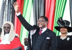 Presiden Malawi yang baru terpilih Lazarus Chakwera menyapa para pendukung setelah dilantik di Lilongwe, Malawi, 28 Juni 2020. (Foto: AP)