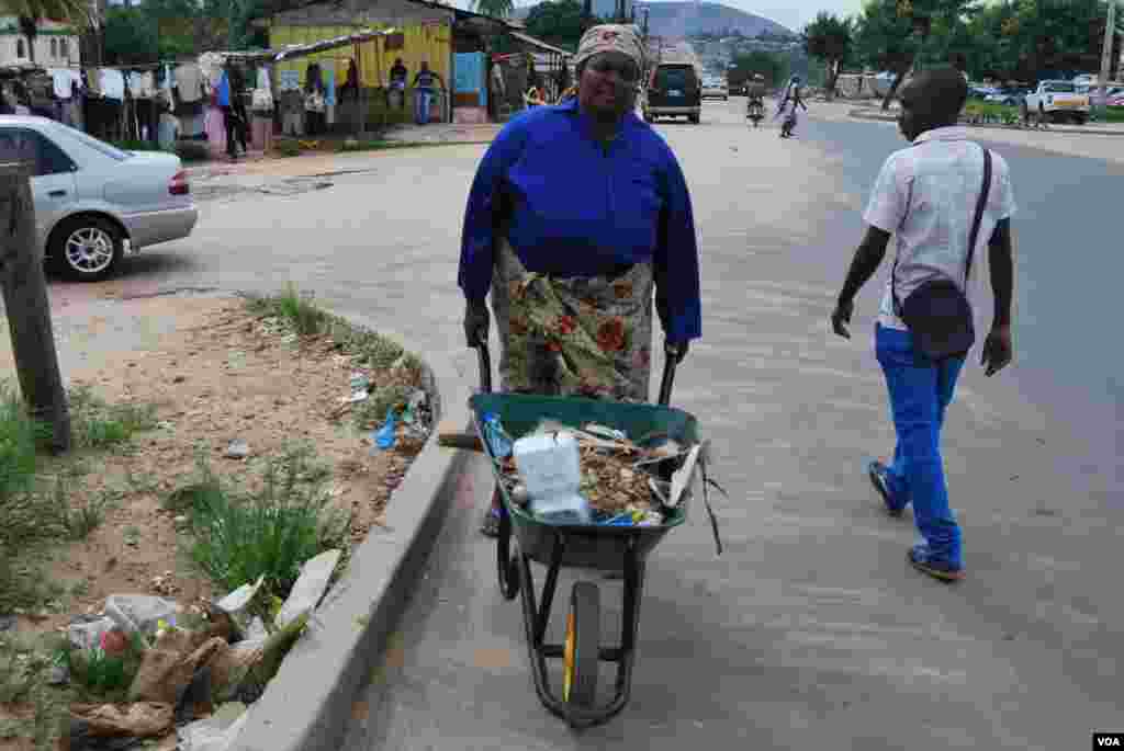 Máquinas e instrumentos de pequeno porte trabalham durante 100 dias para pôr a cidade a brilhar. Campanha Brilho Nampula, Moçambique, Março 2014, Faizal Ibramugy, VOA