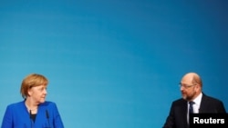 Kansler vəzifəsinin icraçısı və Xristian Demokrat İttifaqının lideri Angela Merkel və Sosial-Demokrat Partiyasının rəhbəri Marin Şultz.