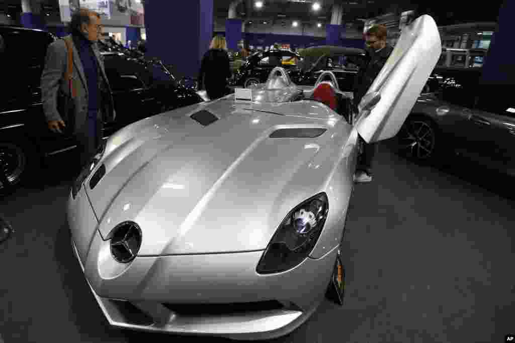 یک مرسدس بنز اس ال آر سال ۲۰۰۹ در نمایشگاه ماشین های کلاسیک در پاریس که با شرکت ۵۰۰ خودرو برگزار شده است.