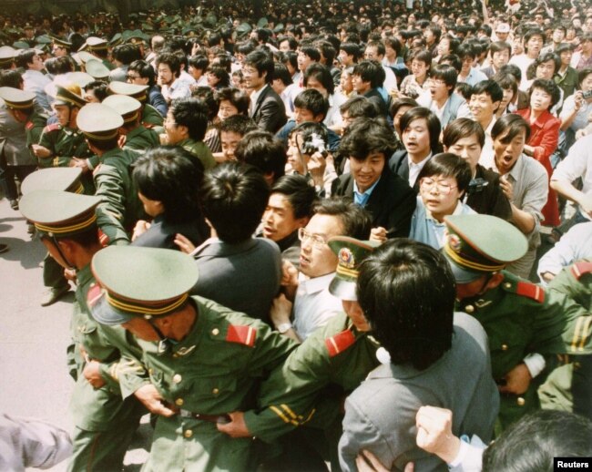 資料照：1989年天安門廣場試圖衝破軍人封鎖線的青年學生。