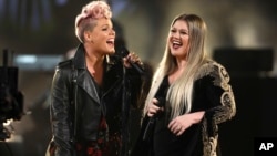 Pink, left, and Kelly Clarkson perform "Everybody Hurts" at the American Music Awards at the Microsoft Theater on Sunday, Nov. 19, 2017, in Los Angeles.