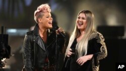 Pink, (izq.) y Kelly Clarkson cantan "Everybody Hurts" en los Premios a la Música Americana (American Music Awards) en el teatro Microsoft en Los Angeles, el domingo 19 de noviembre de 2017.