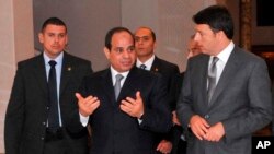 Tổng thống Ai Cập Abdel-Fattah el-Sissi (giữa) là người lãnh đạo lật đổ cựu Tổng thống Mohamed Morsi.