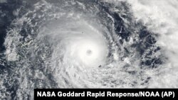 Une image satellite publié par la NASA du Cyclone Winston dans l'océan Pacifique Sud, le 19 février 2016.(NASA Goddard Rapid Response/NOAA via AP)
