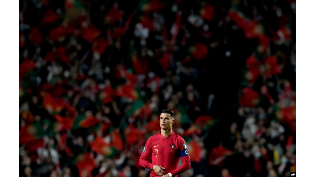 Pemain Portugal Cristiano Ronaldo saat turnamen pertandingan sepak bola kualifikasi grup A Piala Dunia 2022 antara Portugal dan Serbia di stadion Luz di Lisbon, Minggu, 14 November 2021. (Foto: AP/Armando Franca)
