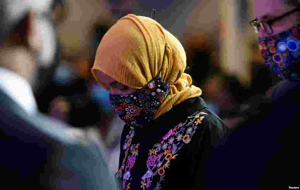 អ្នកស្រី Ilhan Omar ដែលជាសមាជិកាសភាតំណាងរាស្ត្រអាមេរិកាំង ត្រូវបានគេឃើញ នៅមុនពេលពិធីរំឭកវិញ្ញាណក្ខន្ធរបស់លោក George Floyd កាលពីថ្ងៃទី៤ ខែមិថុនា ឆ្នាំ២០២០ ក្រោយពីលោកបានស្លាប់នៅពេលស្ថិតនៅក្នុងការឃាត់ខ្លួនដោយប៉ូលិសទីក្រុង Minneapolis។