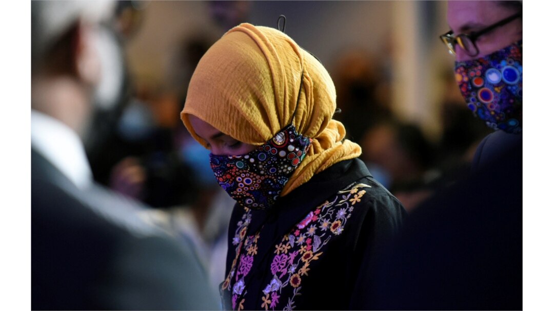Perwakilan AS Ilhan Omar terlihat sebelum upacara peringatan George Floyd setelah kematiannya di tahanan polisi Minneapolis, di Minneapolis, AS, 4 Juni 2020. (Foto: Reuters / Nicholas Pfosi)