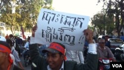 The opposition protester holds a placard demanding "reelection".