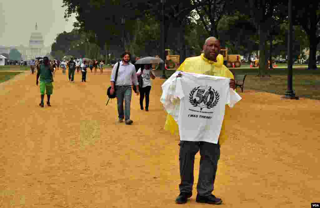 A man sells souvenir shirts for the 50th anniversary of the March on Washington, August 28, 2013. (D. Manis for VOA)