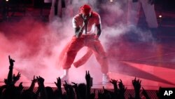 Kendrick Lamar actuó en los premios MTV Video Music Awards el domingo, 27 de agosto de 2017, en Inglewood, California.
