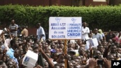 Malians who back the military coup d'etat, demonstrate in the capital Bamako, March 28, 2012. 