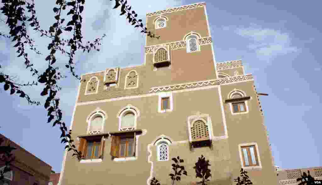 The mud house revives the traditional architecture of the once Jewish quarter in Sana'a, Yemen. (E. Arrott/VOA)