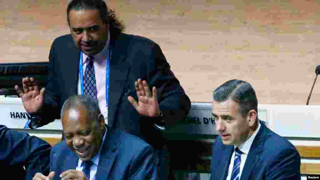 L'ancien président Issa Hayatou, et le secrétaire général par intérim de la FIFA, Markus Kattner, lors du Congrès extraordinaire de Zurich, le 26 février 2016.