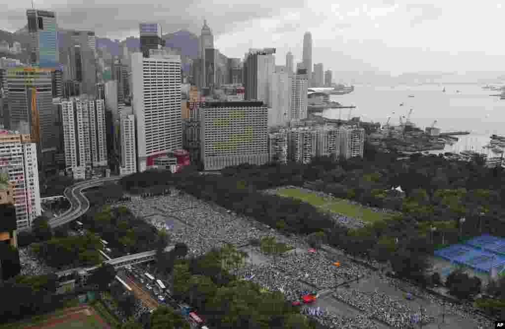 Puluhan ribu warga berdemonstrasi menuntut demokrasi yang lebih besar di Hong Kong (1/7). (AP/Kin Cheung)