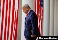도널드 트럼프 대통령이 지난달 13일 기자회견을 위해 집무실에서 로즈가든으로 걸어나오고 있다.