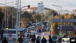 Petugas tanggap darurat dan pasukan keamanan dikerahkan di luar area markas Industri Kedirgantaraan Turki di pinggiran Kota Ankara, Turki, pada 23 Oktober 2024, menyusul serangan ke area tersebut. (Foto: Yavuz Ozden/Dia via AP)