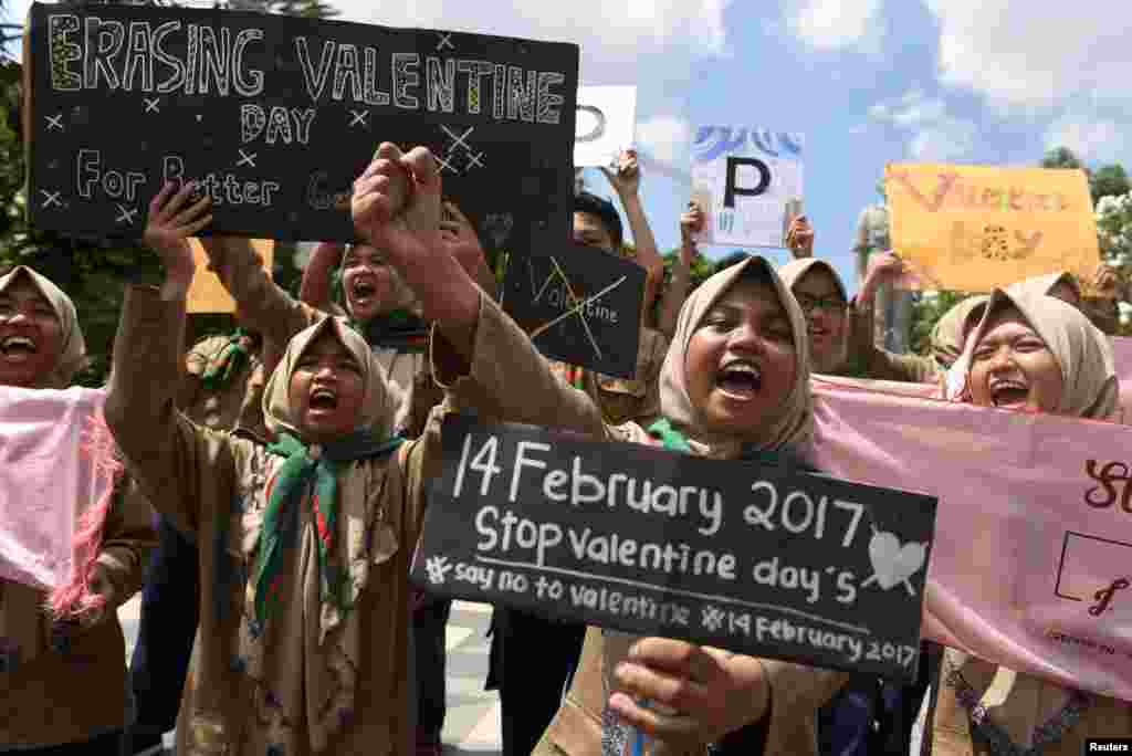 تظاهرات دانشجویان مسلمان علیه جشن روز ولنتاین در شهر سورابایا در اندونزی.