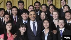 Presiden AS Barack Obama (tengah) bertemu dengan para finalis Intel Science Talent Search.