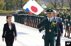 지난 3월 도쿄를 방문한 세르게이 쇼이구 러시아(오른쪽) 국방장관과 함께 자위대를 사열하고 있는 이나다 도모미(왼쪽) 일본 방위상.