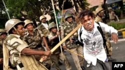 Hindistan'da polisler bir fotomuhabiri döverken