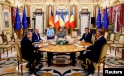 유럽 주요국가 정상들이 16일 우크라이나 수도 크이우(러시아명 키예프)에서 회담하고 있다. 원탁 왼쪽부터 시계방향으로 마리오 드라기 이탈리아 총리, 올라프 숄츠 독일 총리, 볼로디미르 젤렌스키 우크라이나 대통령, 에마뉘엘 마크롱 프랑스 대통령, 클라우스 요하니스 루마니아 대통령.
