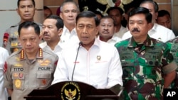 Menteri Polhukam Wiranto (tengah) didampingi Kapolri Tito Karnavian (kiri) dan Kasau Hadi Tjahjanto (kanan), memberikan keterangan kepada media dalam konferensi pers di Jakarta, 18 April 2019. 