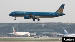 Một máy bay của hãng hàng không Vietnam Airlines ở sân bay Nội Bài.