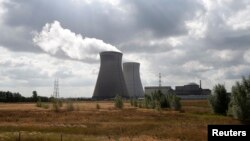 Les tours de refroidissement de la centrale nucléaire de Doel, près d'Anvers, Belgique, 22 août 2012.