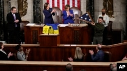 Президент Украины Владимир Зеленский преподнес руководству Конгресса США украинский национальный флаг, привезенный из Бахмута. В ответ ему был вручен национальный флаг Соединенных Штатов. 