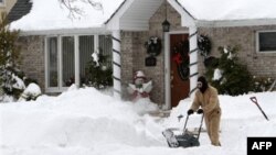 Stanovnici njujorške opštine Kvins morali su dobro da se potrude da bi očistili od snega pločnike i prilaze svojim kućama