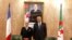 Le Premier ministre algérien Abdelmalek Sellal, à droite, et son homologue français Bernard Cazeneuve posent pour les photographes avant leur rencontre à Alger (Algérie) le jeudi 6 avril 2017. Cazeneuve est en Algérie pour une visite de deux jours. Un por